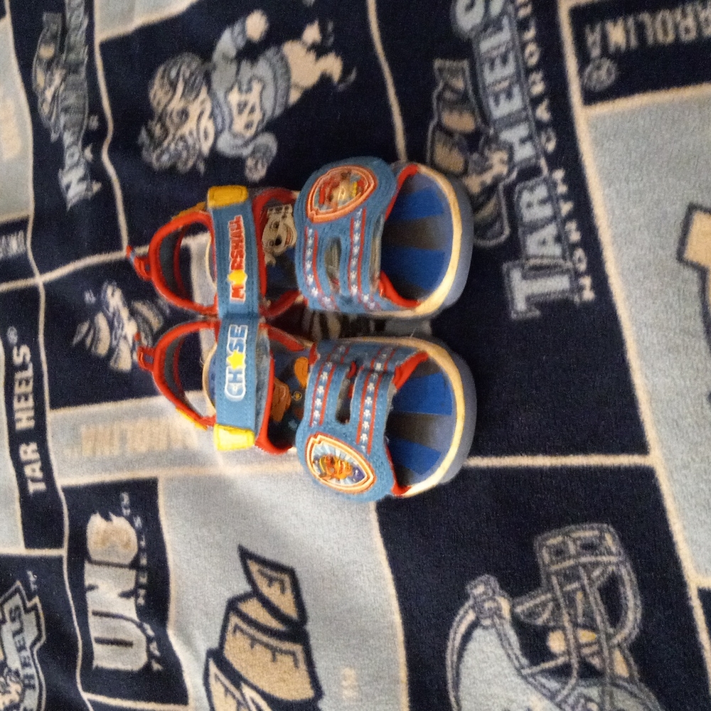 Boys size 7 paw patrol lightup sandles